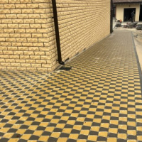 Благоустройство двора в частном доме брусчаткой - Благострой - укладка брусчатки. Бетонные топпинговые полы. Асфальтирование.