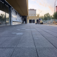 Укладка  брусчатки на территории торгового центра - Благострой - укладка брусчатки. Бетонные топпинговые полы. Асфальтирование.