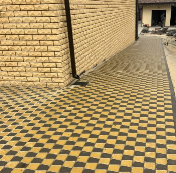 Благоустройство двора в частном доме брусчаткой - Благострой - укладка брусчатки. Бетонные топпинговые полы. Асфальтирование.