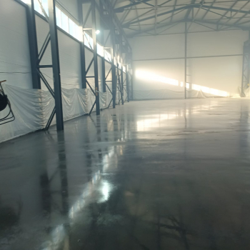 Топпинговый пол в цехе металлообработки - Благострой - укладка брусчатки. Бетонные топпинговые полы. Асфальтирование.