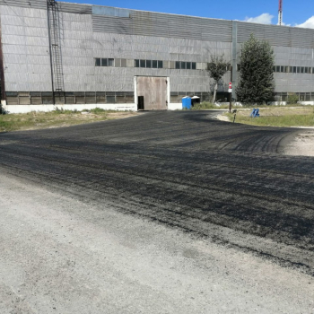 Укладка асфальтной срезки на территории предприятия - Благострой - укладка брусчатки. Бетонные топпинговые полы. Асфальтирование.