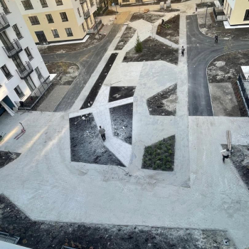 Мощение брусчатки на парковке и придомовой территории многоквартирного дома - Благострой - укладка брусчатки. Бетонные топпинговые полы. Асфальтирование.