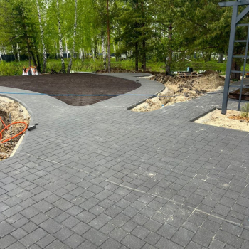 Укладка брусчатки на территории парка - Благострой - укладка брусчатки. Бетонные топпинговые полы. Асфальтирование.